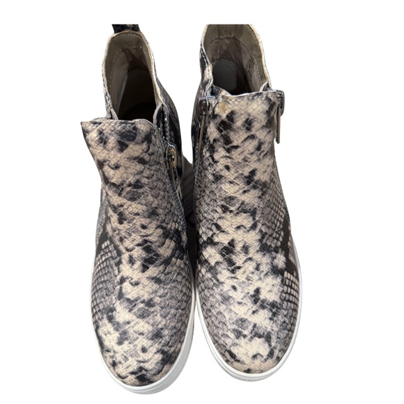 Steve Madden Woman Wedge Sneaker Bootie Snake Skin, size 7.5, Zippers - worn 2x - Picture 2 of 7